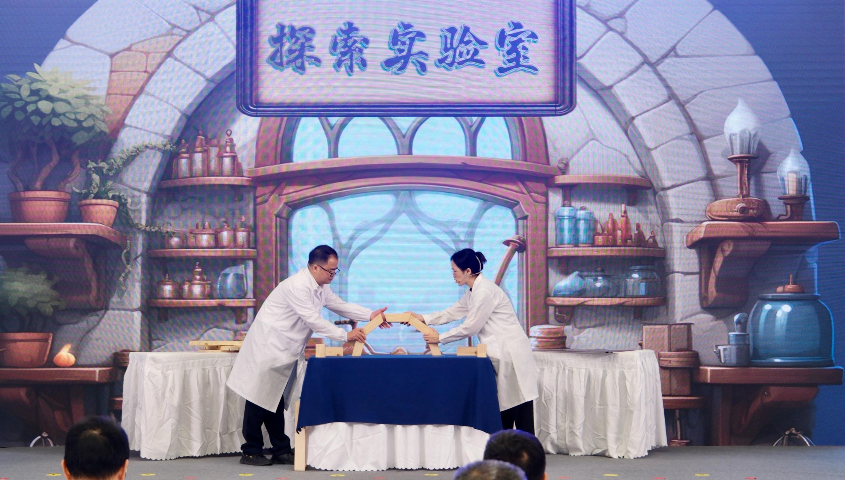 启动式现场，武汉科技馆表演了科学实验秀《拱形的奥秘》