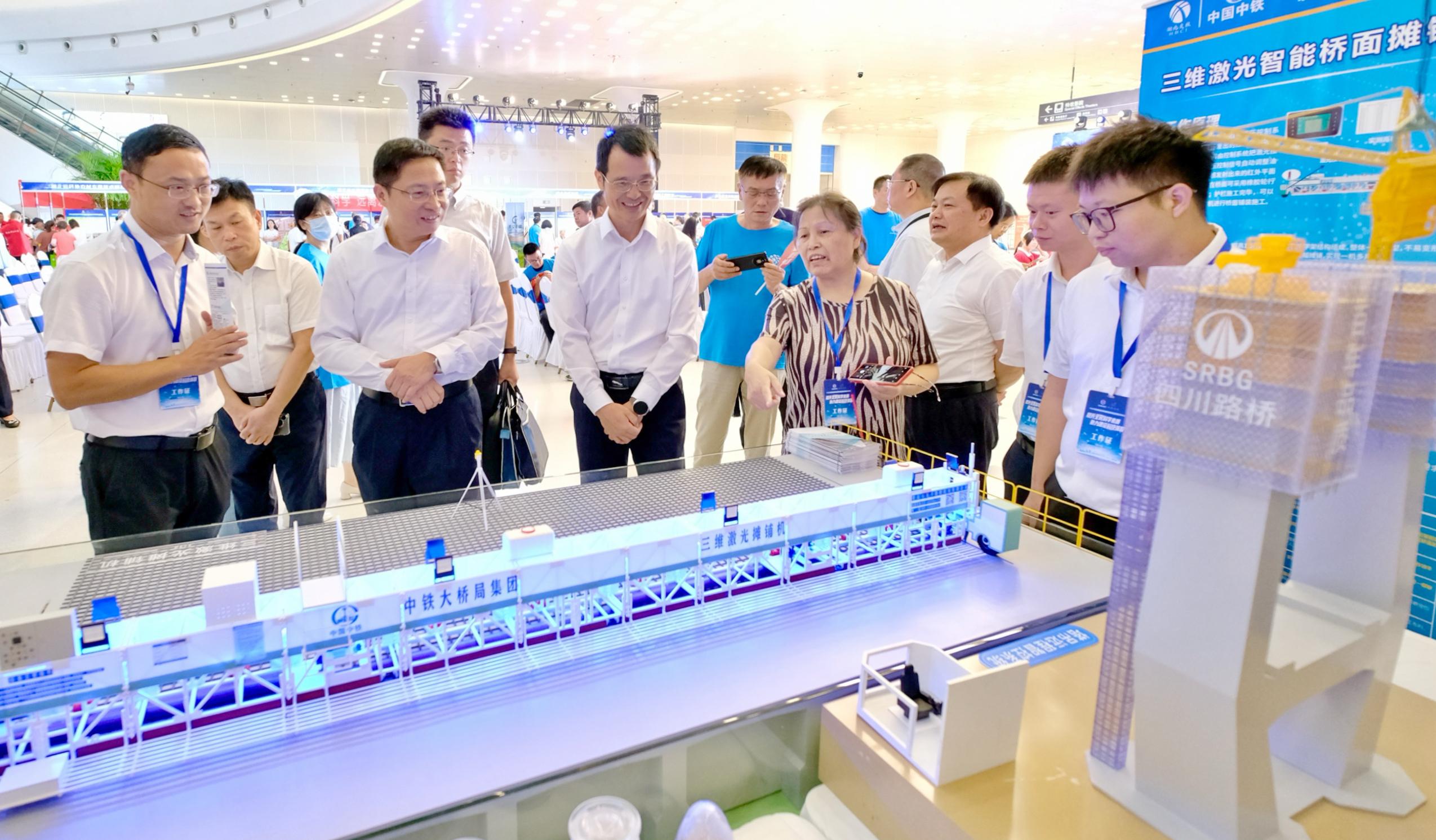 省政协党组成员、副主席王兴於，省科协党组书记、副主席周德文等领导同志参观主场活动科普展示区